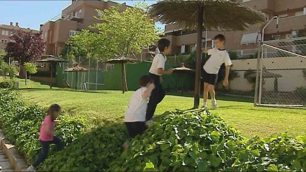 Urbanización con niños
