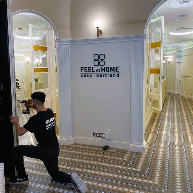 control de accesos hoteles adaptación en puertas